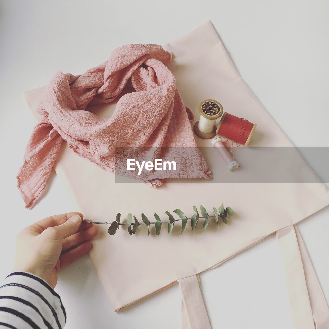 HIGH ANGLE VIEW OF OBJECTS ON TABLE