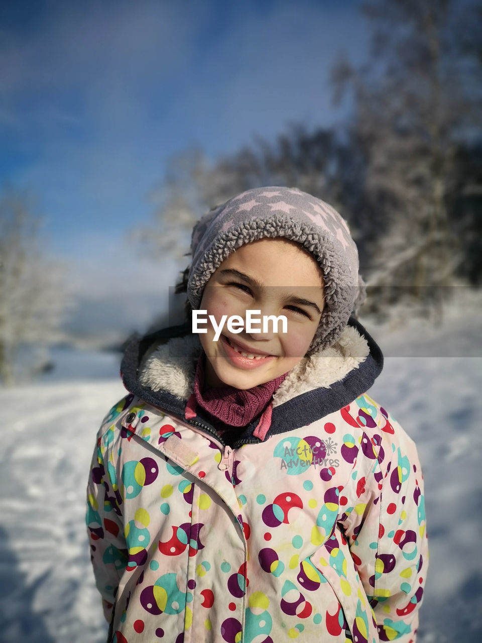 PORTRAIT OF A SMILING YOUNG WOMAN IN WINTER