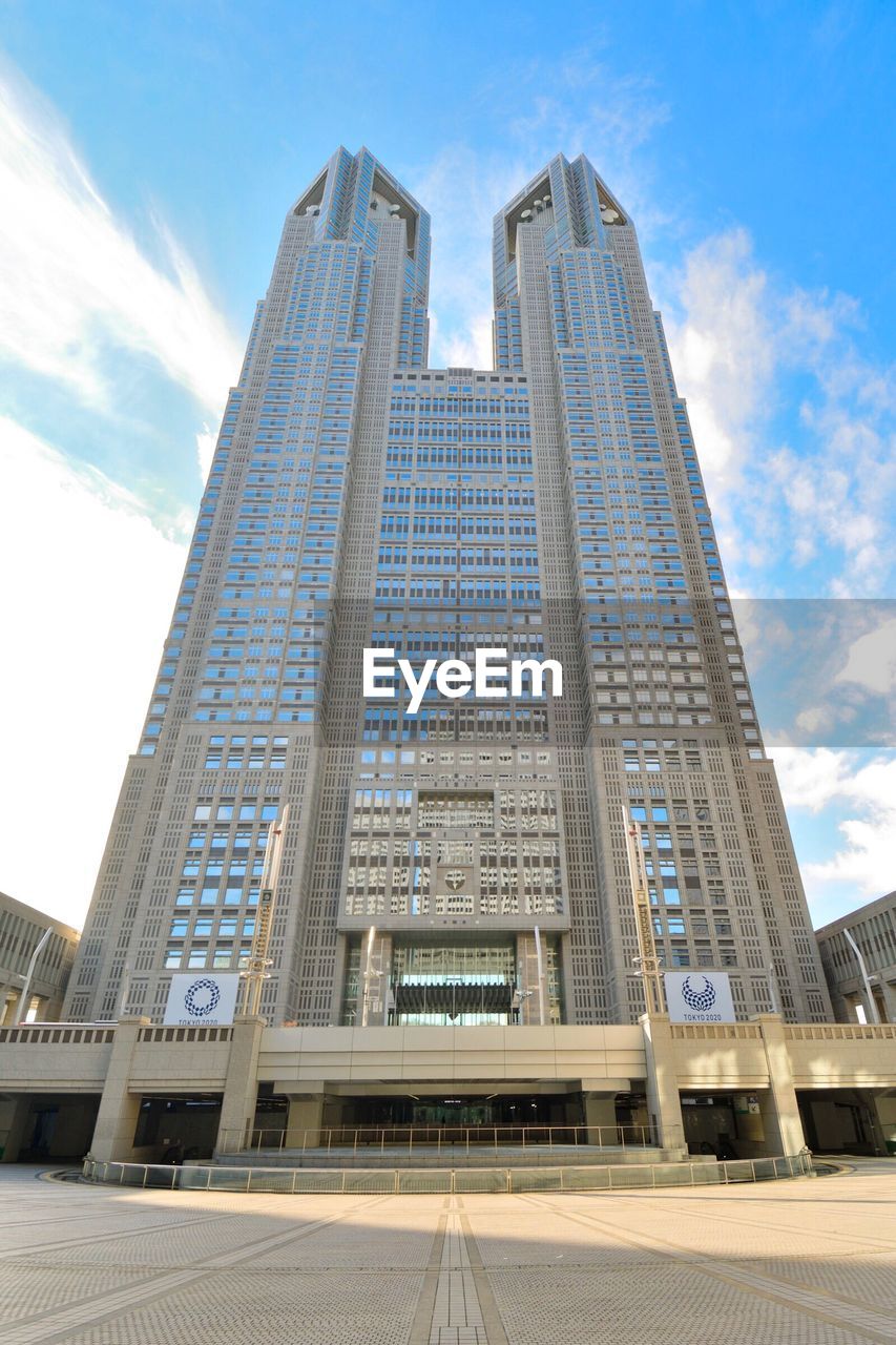 LOW ANGLE VIEW OF OFFICE BUILDING AGAINST SKY