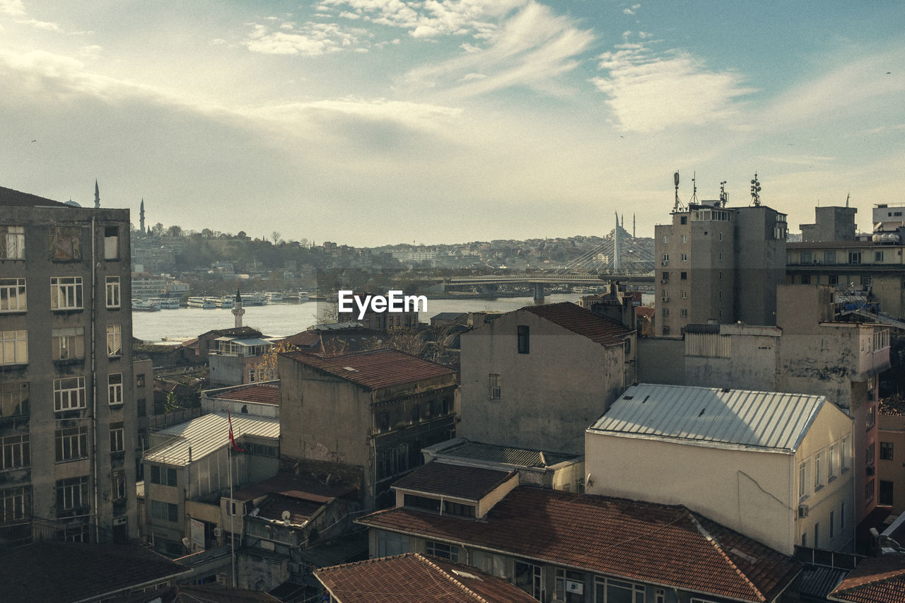 HIGH ANGLE VIEW OF TOWNSCAPE AGAINST SKY