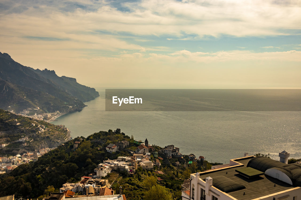 HIGH ANGLE VIEW OF TOWNSCAPE BY SEA