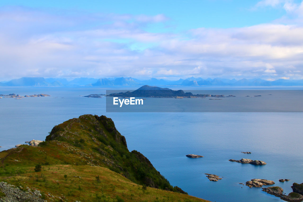 Scenic view of bay against sky and horizon