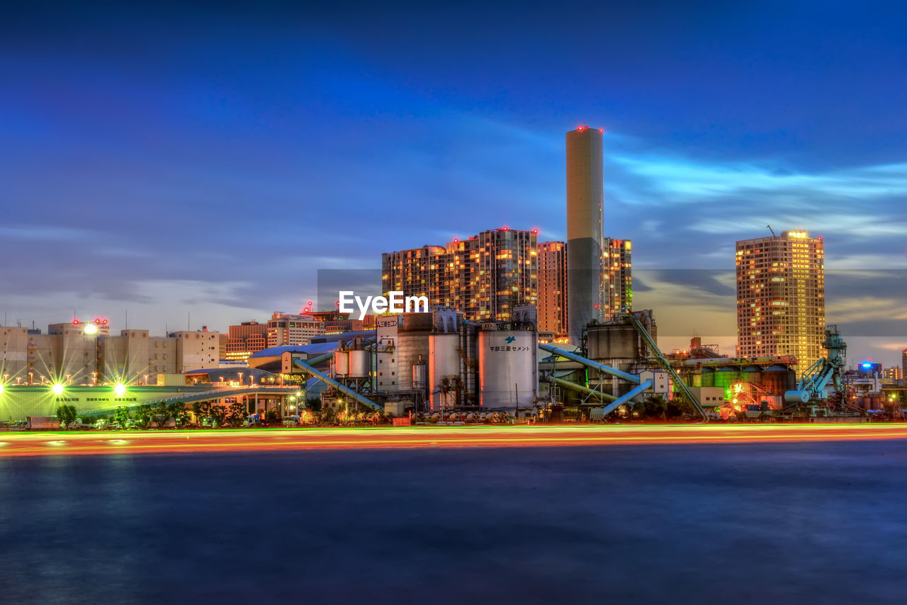 ILLUMINATED MODERN BUILDINGS AGAINST SKY IN CITY