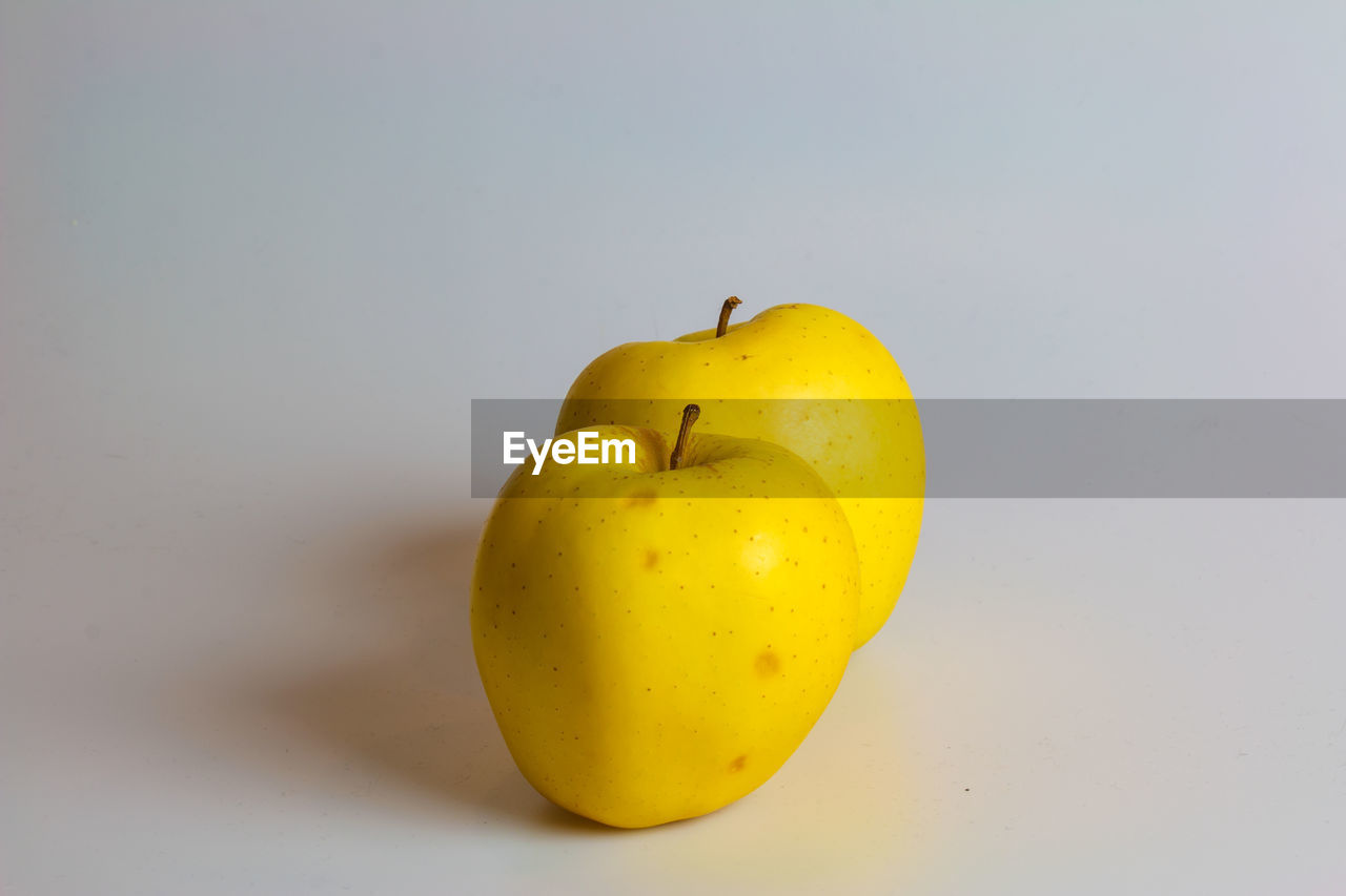 yellow, healthy eating, food, food and drink, fruit, plant, wellbeing, produce, freshness, studio shot, indoors, single object, apple, apple - fruit, no people, cut out, still life, close-up, macro photography, granny smith