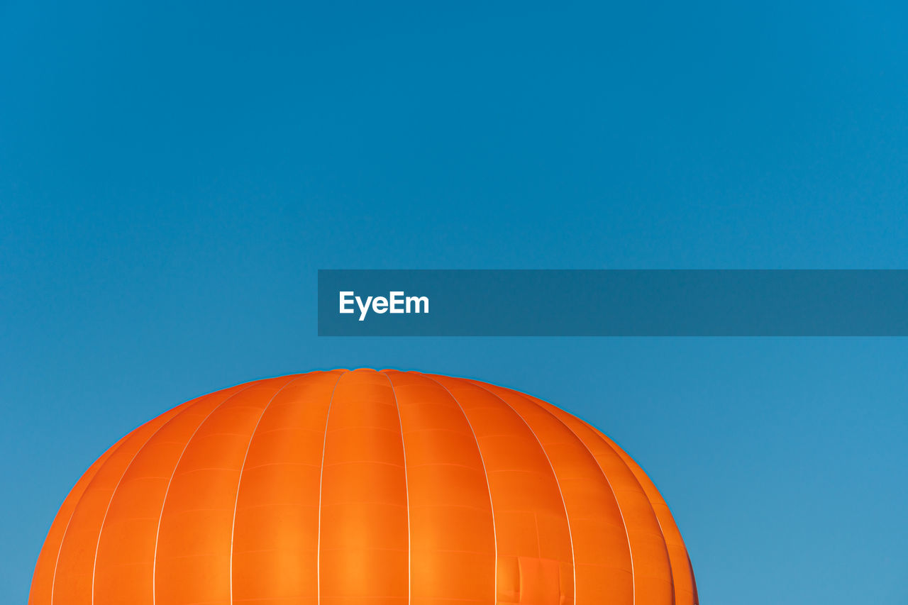 LOW ANGLE VIEW OF HOT AIR BALLOON AGAINST CLEAR SKY