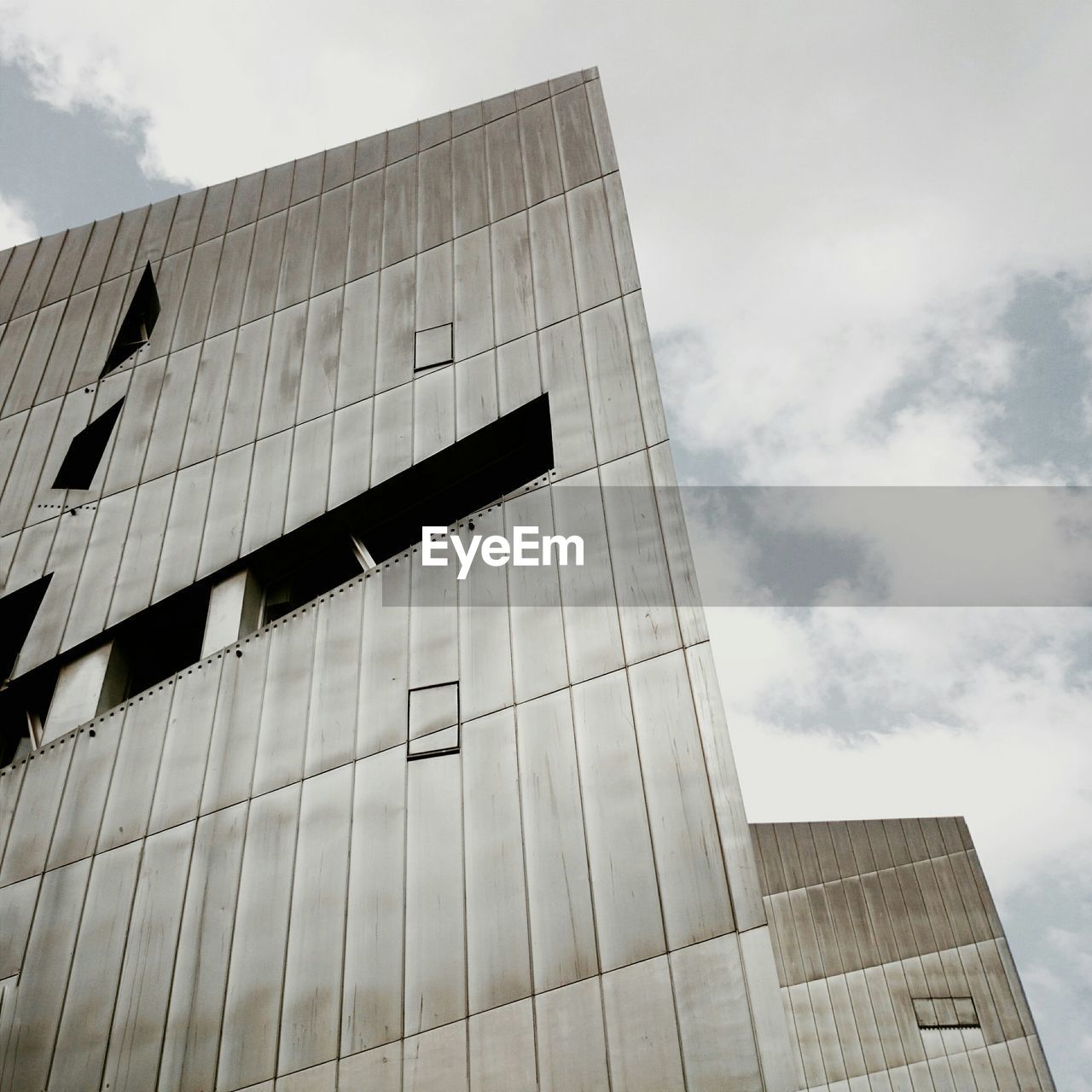 LOW ANGLE VIEW OF MODERN BUILDING AGAINST SKY