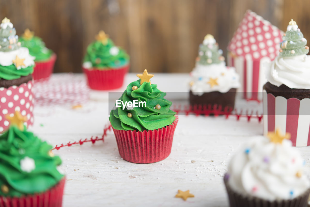 VARIOUS CUPCAKES ON TABLE