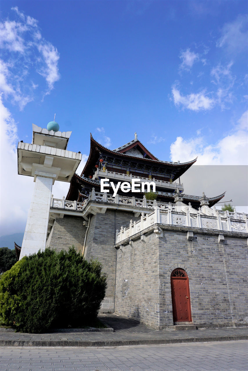 LOW ANGLE VIEW OF TEMPLE BUILDING AGAINST SKY