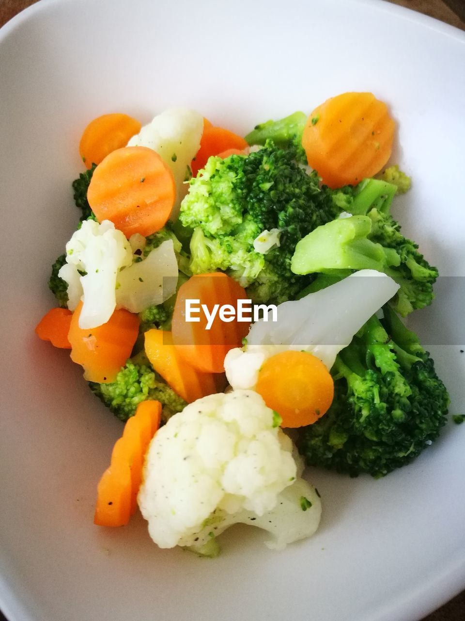 CLOSE-UP OF VEGETABLES AND SALAD