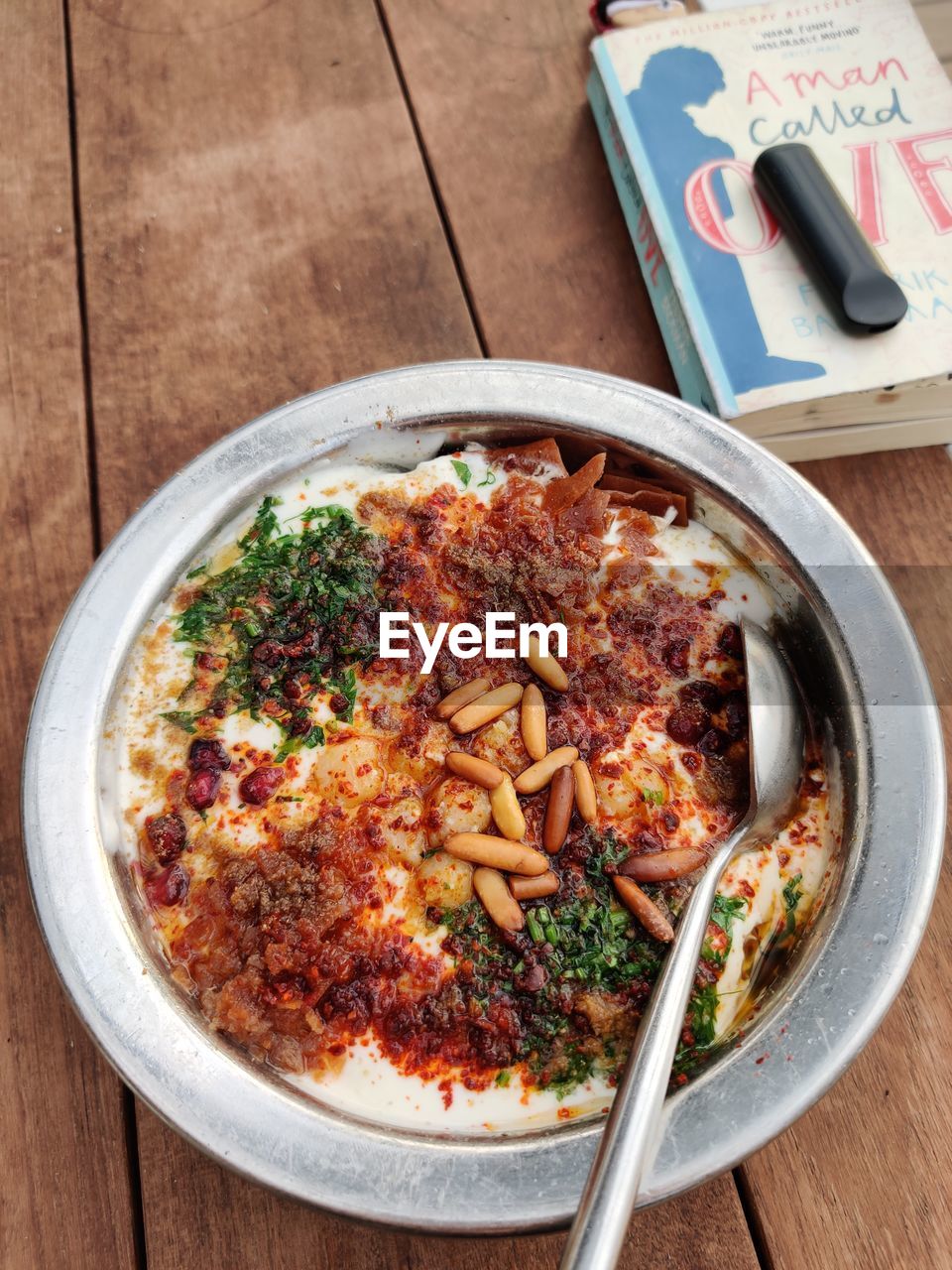 HIGH ANGLE VIEW OF FOOD IN BOWL