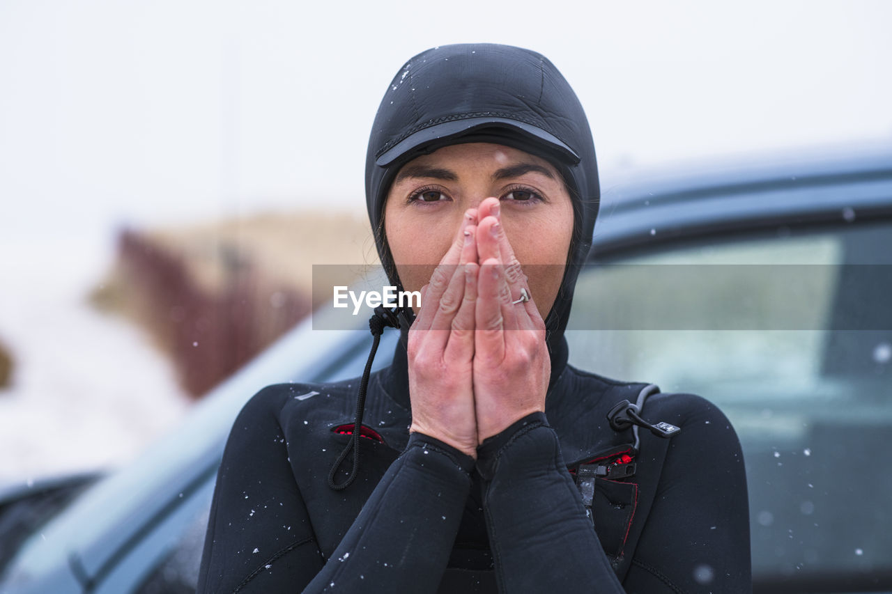 Young woman preparing for winter surfing in snow