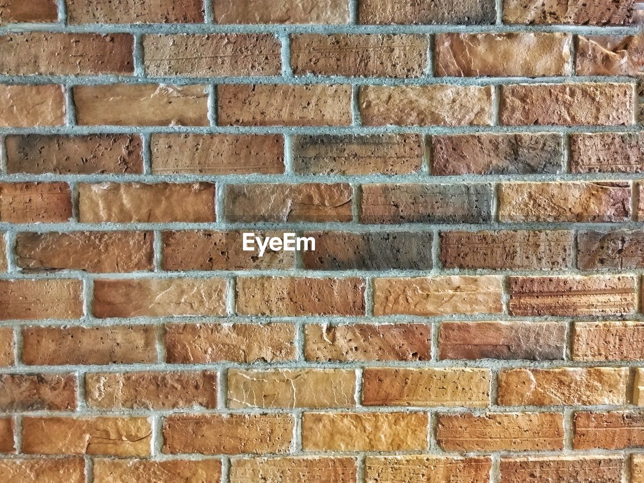 CLOSE UP OF BRICK WALL