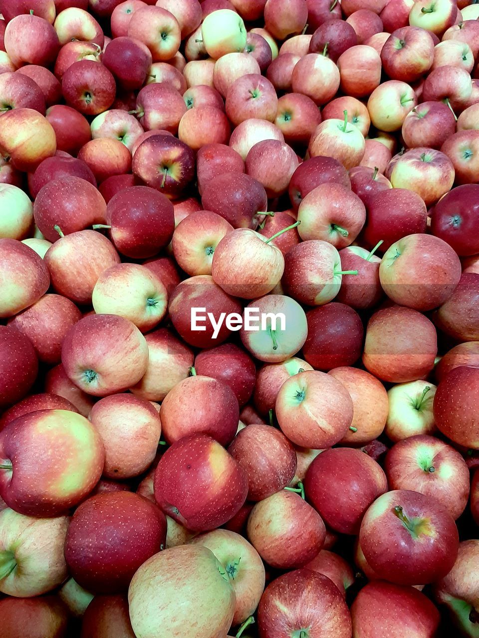 FULL FRAME SHOT OF APPLES FOR SALE AT MARKET