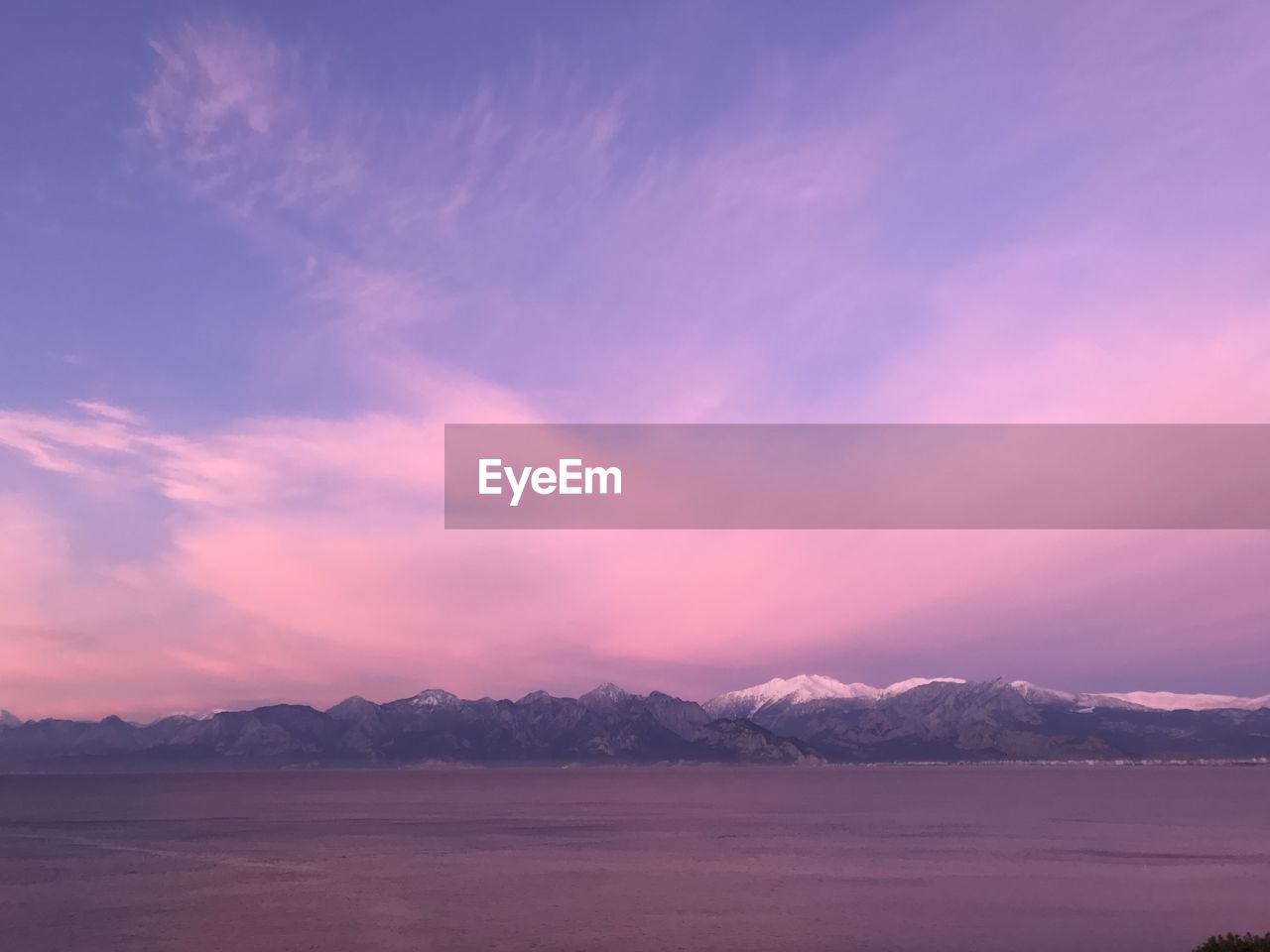 SCENIC VIEW OF SEA AGAINST SKY AT SUNSET