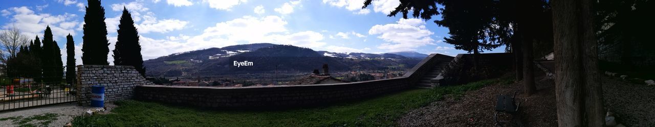 PANORAMIC VIEW OF MOUNTAINS AGAINST SKY