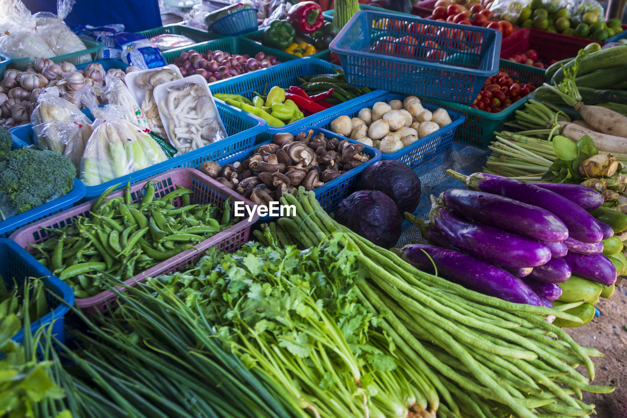 HIGH ANGLE VIEW OF VEGETABLES IN MARKET