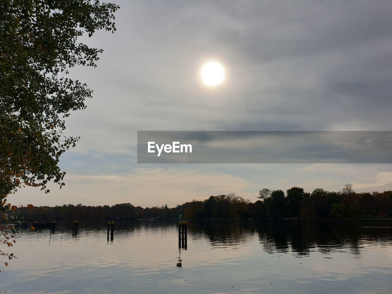 SCENIC VIEW OF LAKE AGAINST SUNSET SKY