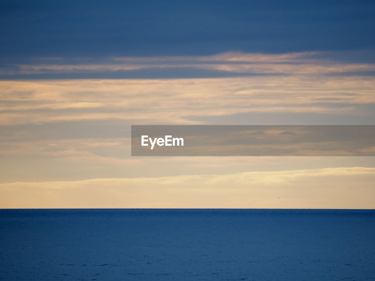 SCENIC VIEW OF SEA AGAINST SUNSET SKY