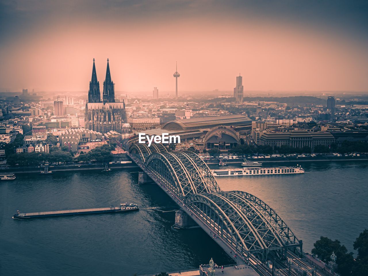 VIEW OF BRIDGE AND BUILDINGS IN CITY