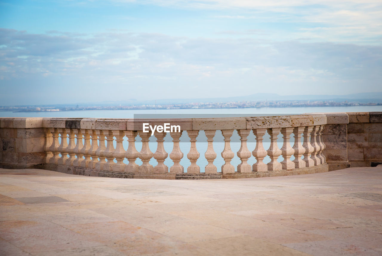 SCENIC VIEW OF SEA AGAINST CLOUDY SKY IN BACKGROUND