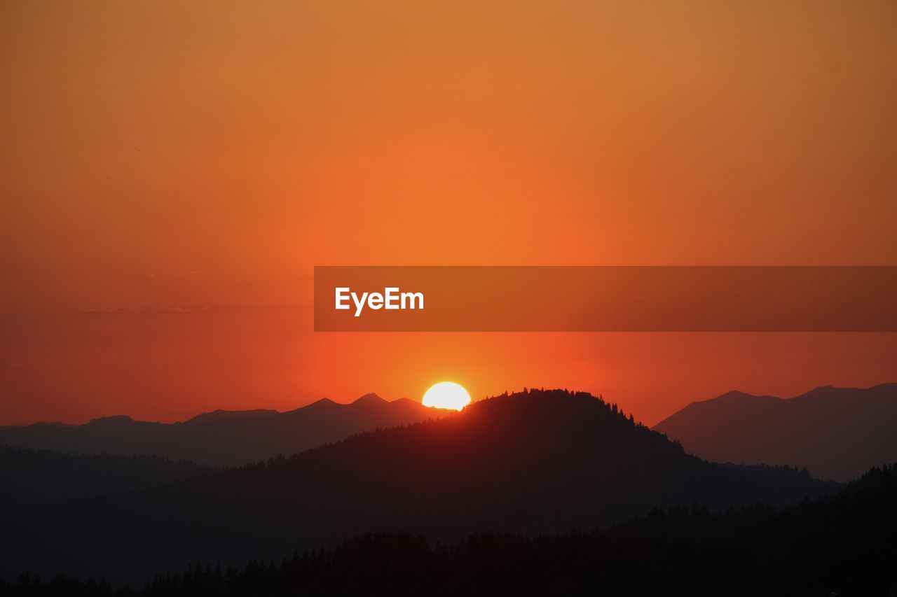 SCENIC VIEW OF SILHOUETTE MOUNTAINS AGAINST SKY DURING SUNSET