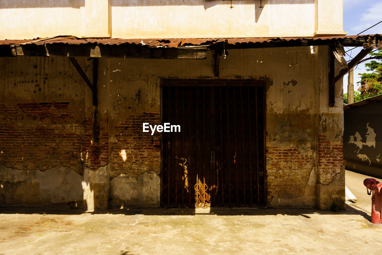 VIEW OF OLD BUILDING WITH CLOSED DOOR