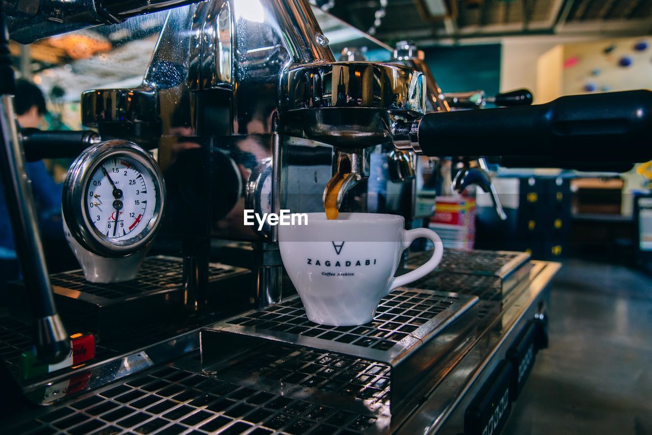 CLOSE-UP OF COFFEE CUP OF CAFE