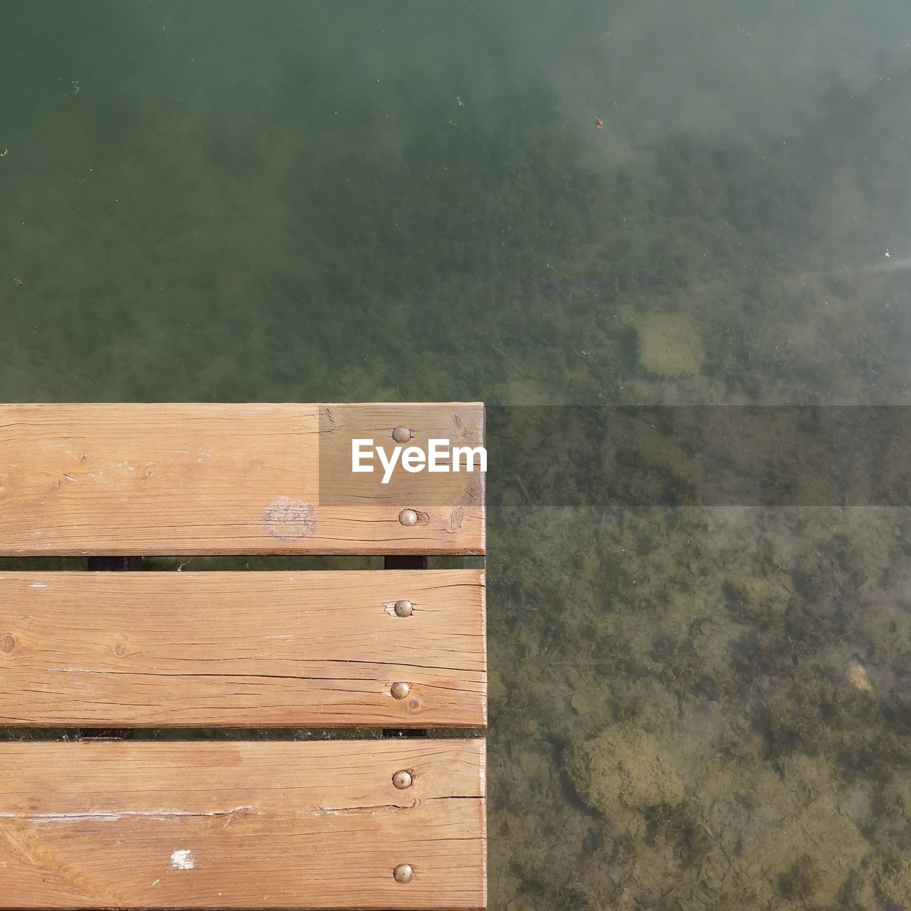 HIGH ANGLE VIEW OF WOODEN TABLE ON WALL