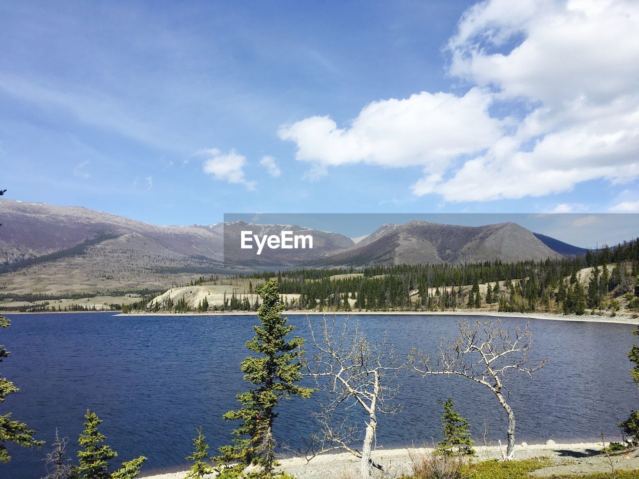 SCENIC VIEW OF LAKE AGAINST MOUNTAINS