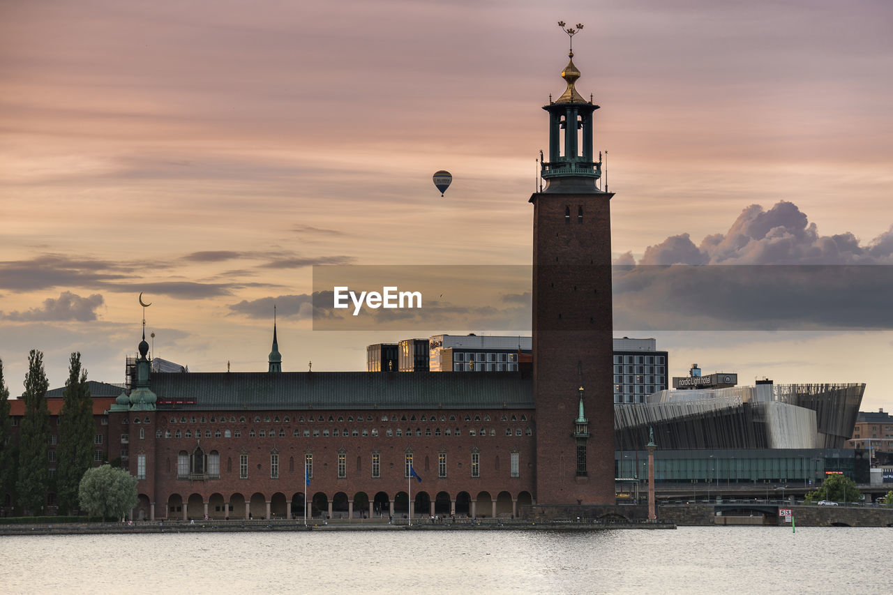 VIEW OF BUILDING AGAINST CLOUDY SKY