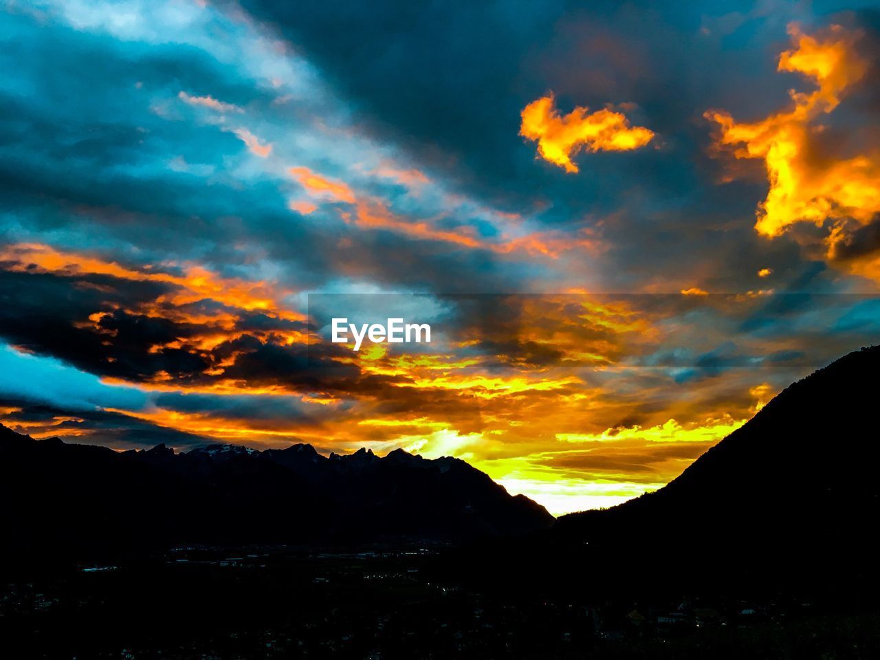 SCENIC VIEW OF SILHOUETTE MOUNTAIN AGAINST DRAMATIC SKY