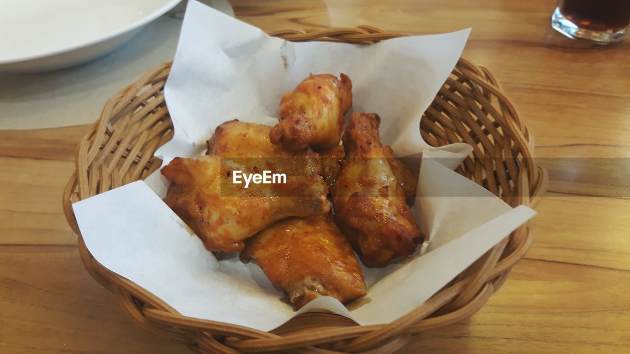 HIGH ANGLE VIEW OF FOOD IN PLATE