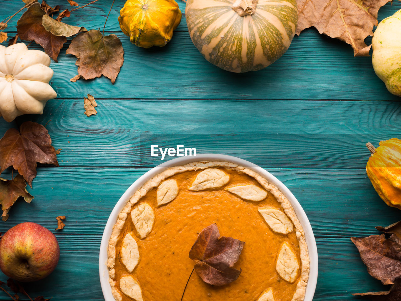 HIGH ANGLE VIEW OF PUMPKINS ON TABLE DURING AUTUMN