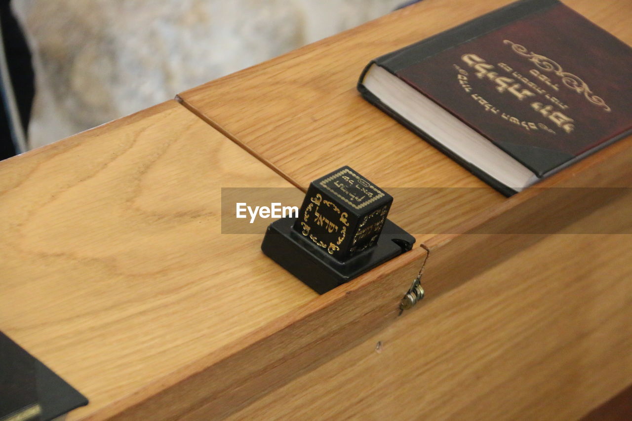 HIGH ANGLE VIEW OF SMART PHONE ON TABLE
