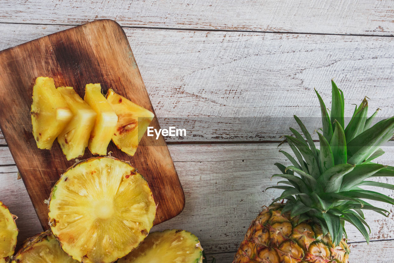 HIGH ANGLE VIEW OF FRUIT ON CUTTING BOARD