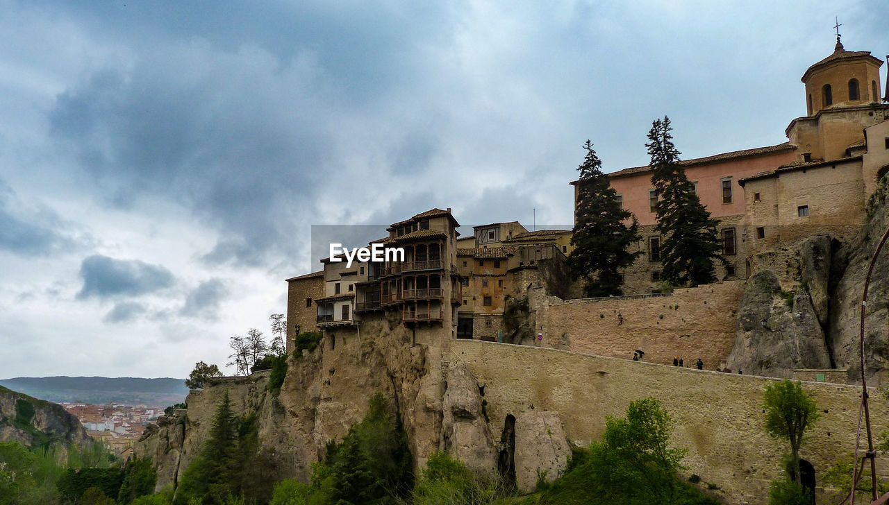 LOW ANGLE VIEW OF HISTORICAL BUILDING