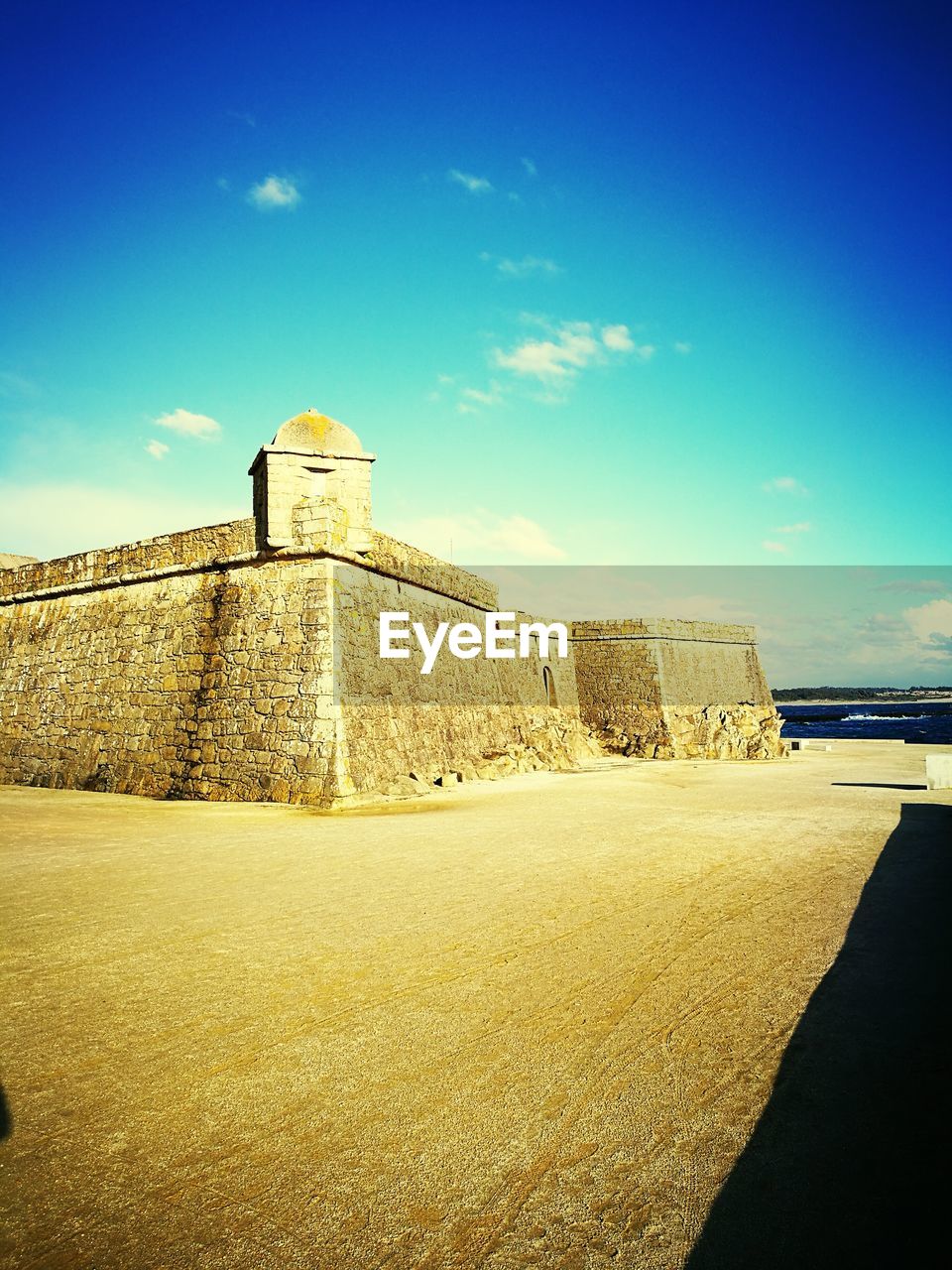 LOW ANGLE VIEW OF HISTORICAL BUILDING AGAINST CLEAR SKY