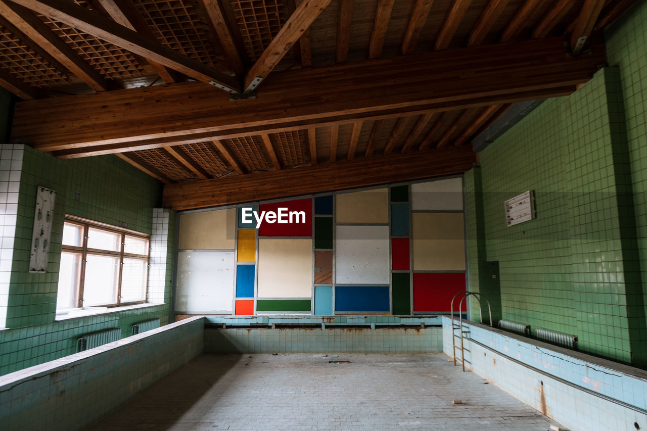 INTERIOR OF EMPTY BUILDING