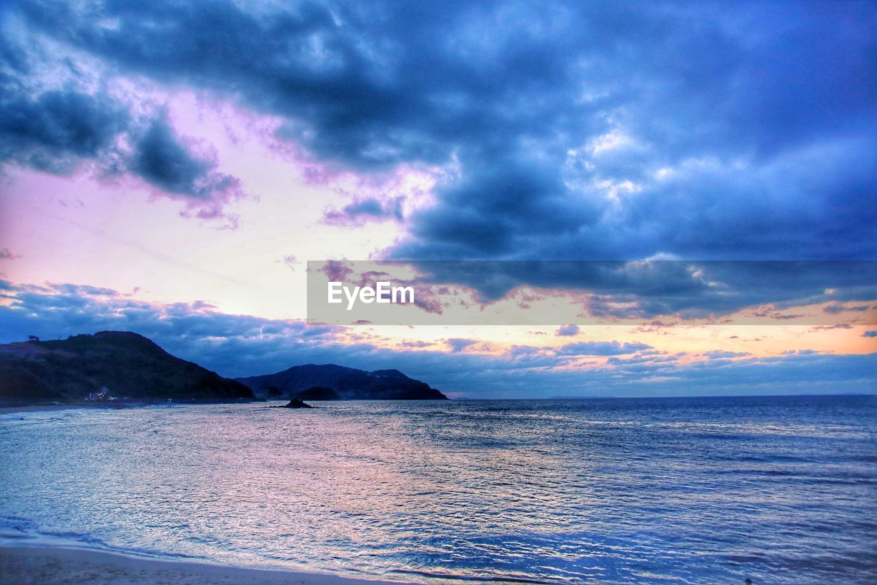 SCENIC VIEW OF DRAMATIC SKY OVER SEA