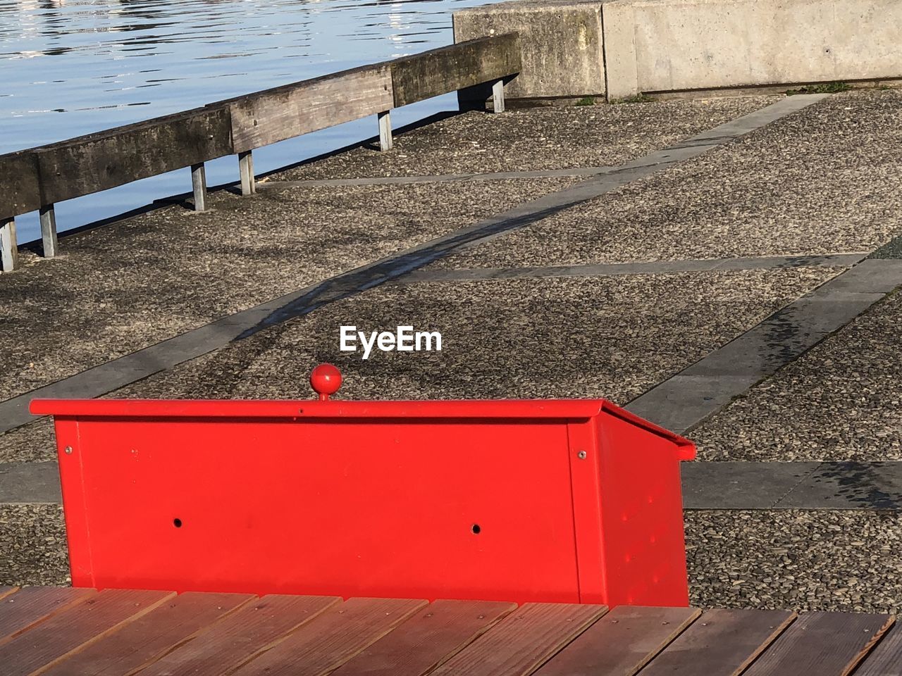 HIGH ANGLE VIEW OF BIRD ON WOODEN BENCH