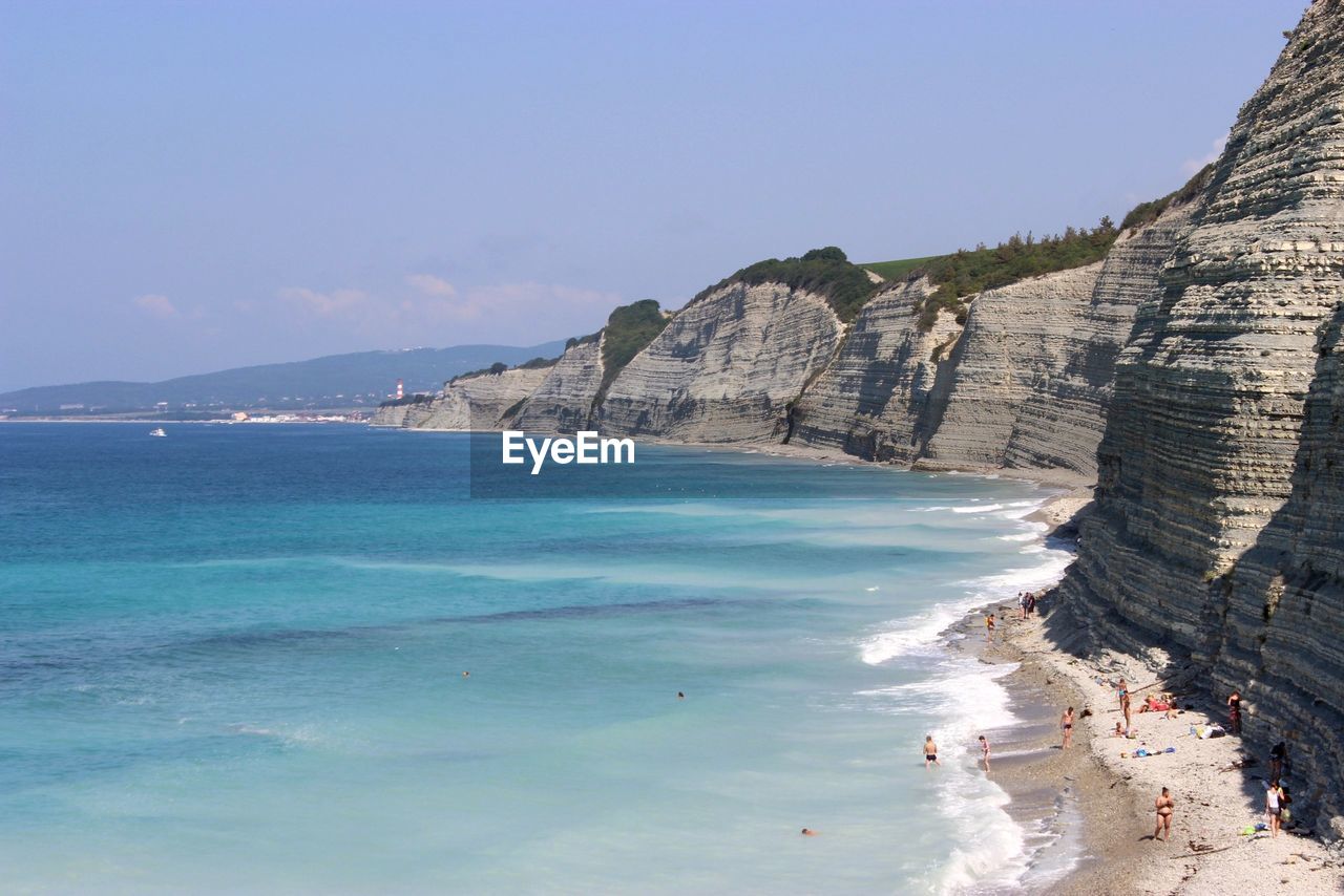 SCENIC VIEW OF SEA AND MOUNTAINS AGAINST SKY