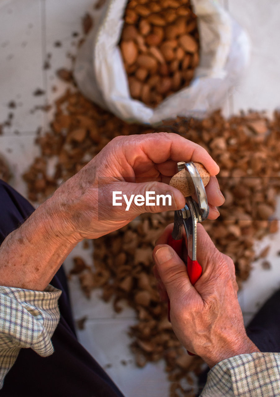 HIGH ANGLE VIEW OF HAND HOLDING FOOD