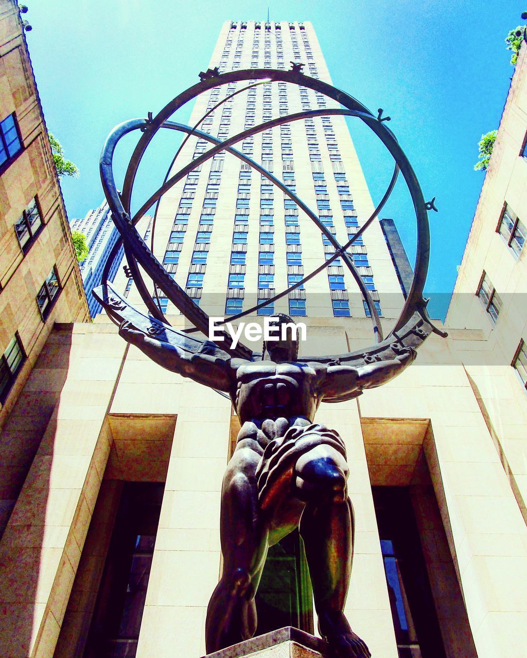 LOW ANGLE VIEW OF STATUE BY BUILDING AGAINST SKY