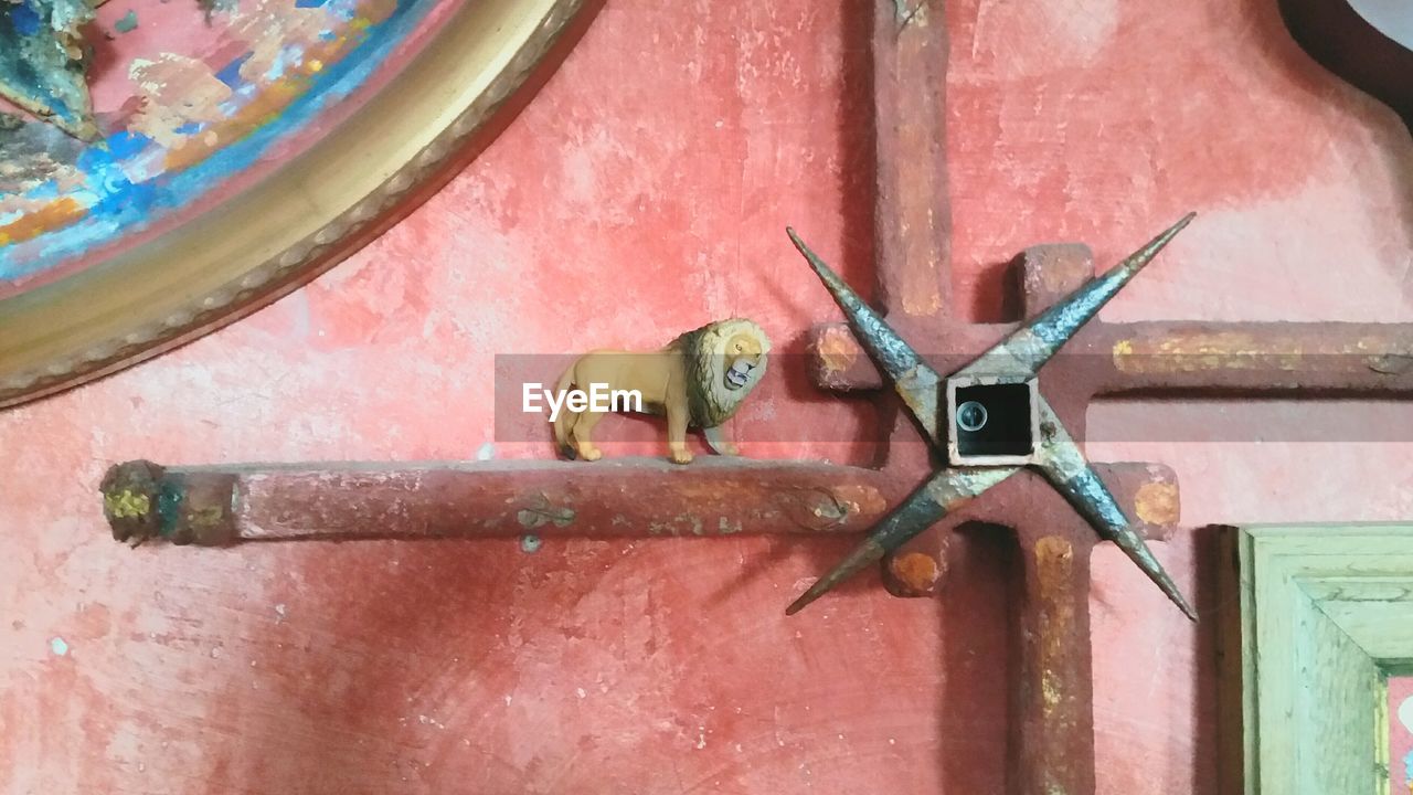 CLOSE-UP OF RUSTY METAL DOOR