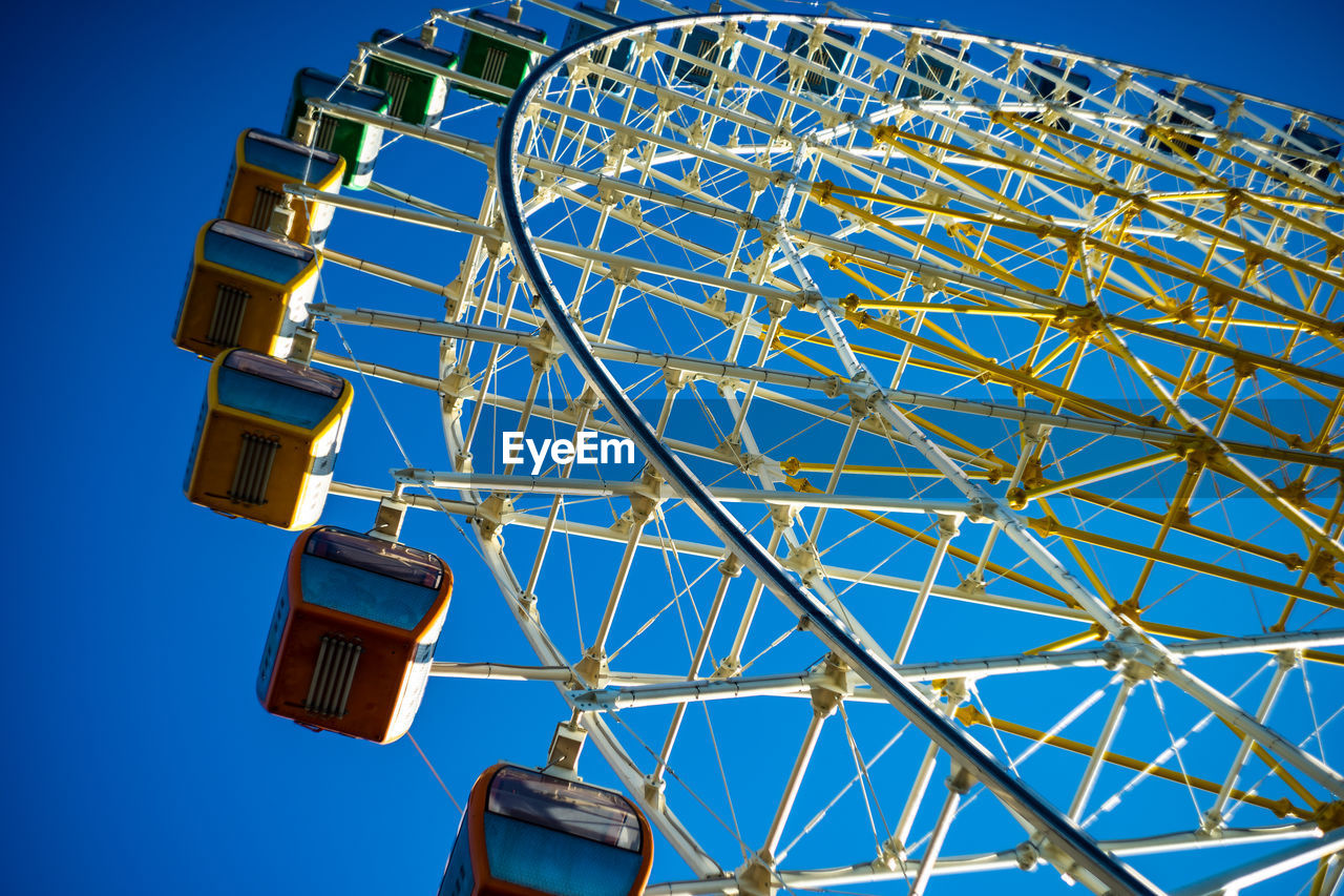 LOW ANGLE VIEW OF FERRIS WHEEL AGAINST CLEAR SKY