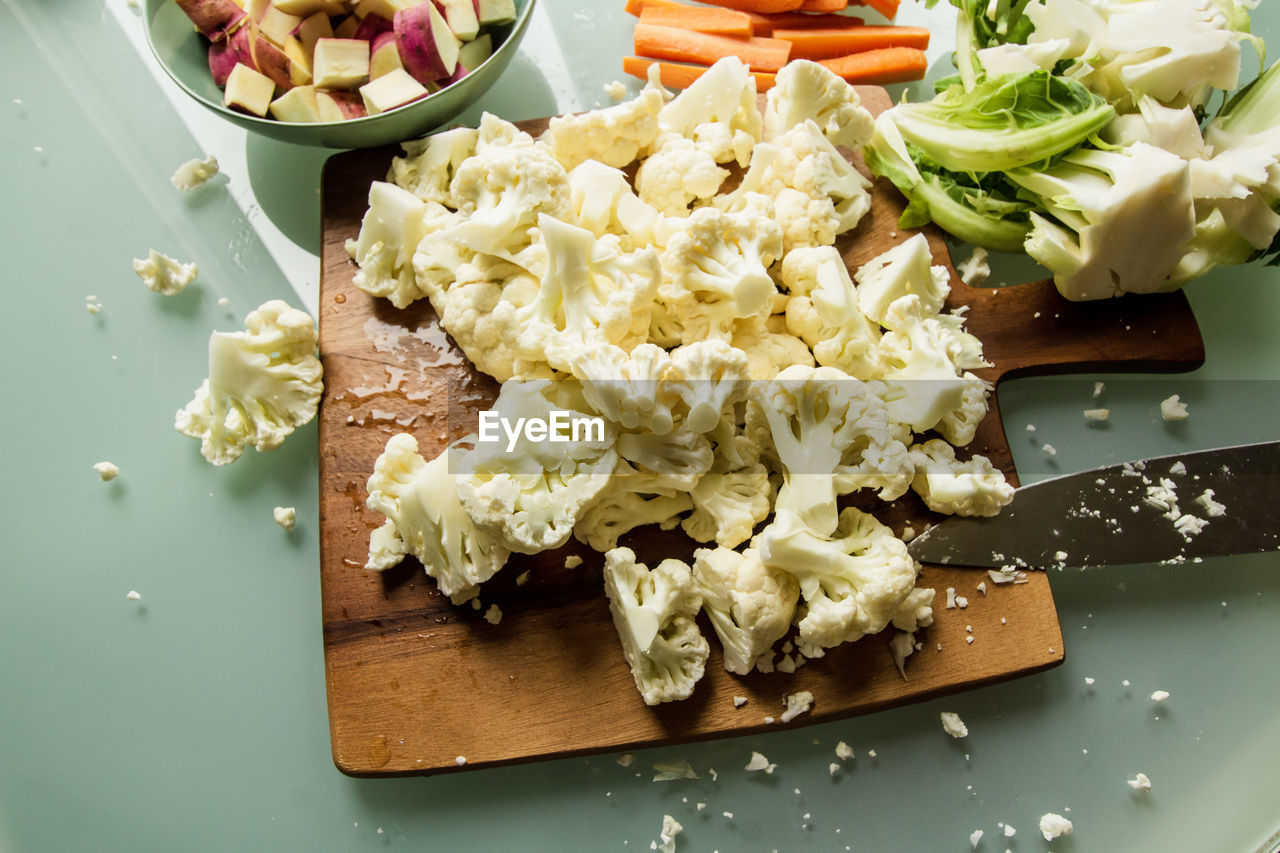 HIGH ANGLE VIEW OF CHOPPED VEGETABLE ON CUTTING BOARD