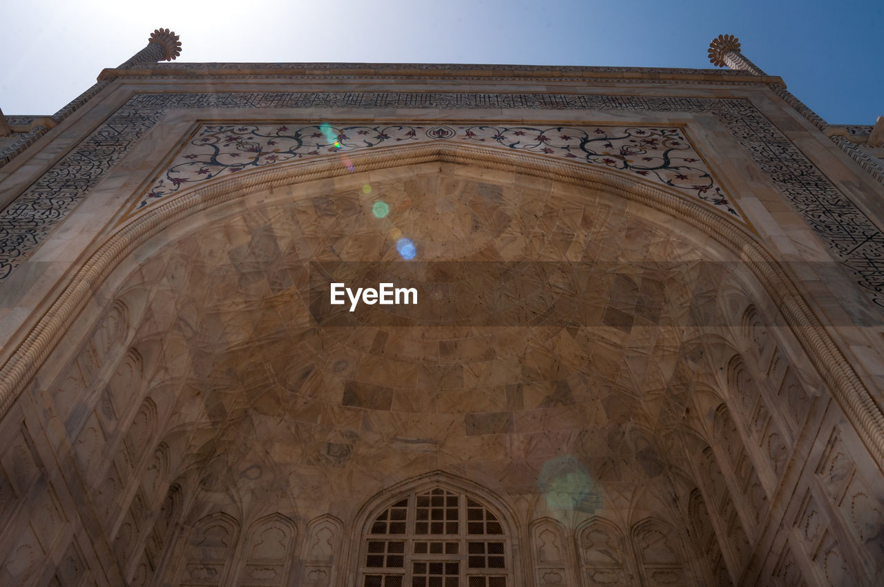 LOW ANGLE VIEW OF TEMPLE BUILDING