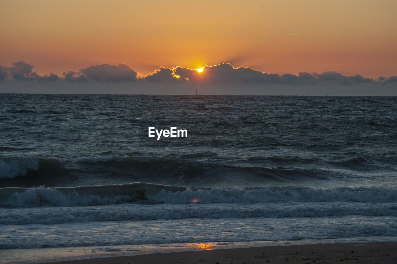 SCENIC VIEW OF SEA AGAINST SKY AT SUNSET