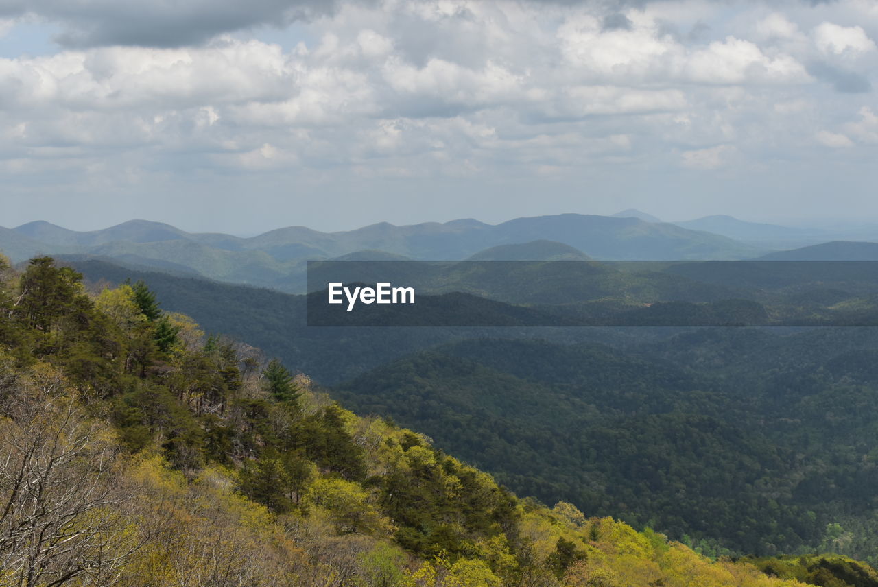 Hiking the appalachian trail overlooking blood mountain wilderness from preacher's rock 