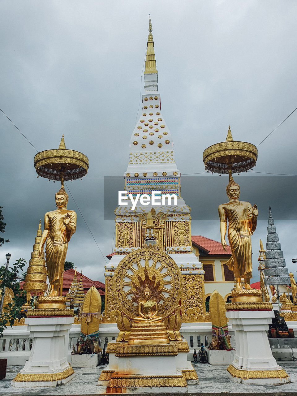 STATUE OF TEMPLE AGAINST BUILDINGS